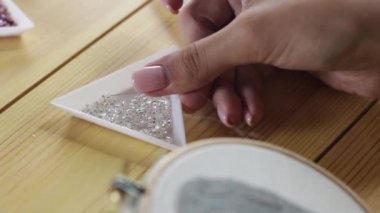 Shot - profesyonel tasarımcı yapımı el yapımı Broş Studio, boncuk ile yakın atölye. Moda, yaratıcılık ve el yapımı kavramı