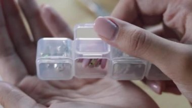 Shot - profesyonel tasarımcı yapımı el yapımı Broş Studio, boncuk ile yakın atölye. Moda, yaratıcılık ve el yapımı kavramı