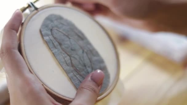 Primer plano - diseñador de joyería profesional haciendo broche hecho a mano con cuentas en el estudio, taller. Moda, creatividad y concepto hecho a mano — Vídeos de Stock