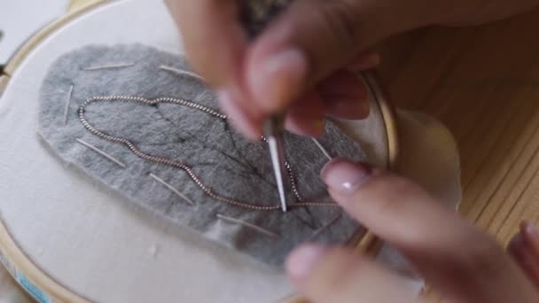 Detailní záběr záběr - profesionální šperky značkové dělat ručně brož s korálky ve studiu, dílna. Móda, tvořivost a ručně vyráběné koncepce — Stock video