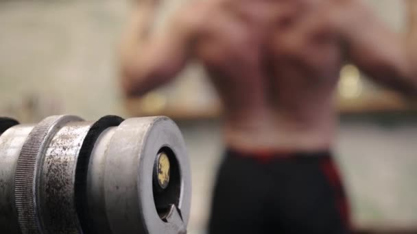 Inclinado hacia arriba de deportista sin camisa haciendo pull-ups en los bares durante el entrenamiento cruzado en el gimnasio — Vídeos de Stock