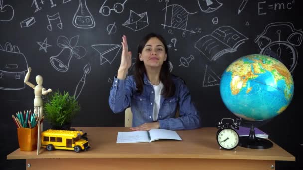 Porträt einer schönen Schülerin, die über die Berufswahl nachdenkt, vor dem Hintergrund einer schwarzen Tafel mit einer Weltkugel. Konzept: Ideen, Schule, Universität, Bildung. — Stockvideo