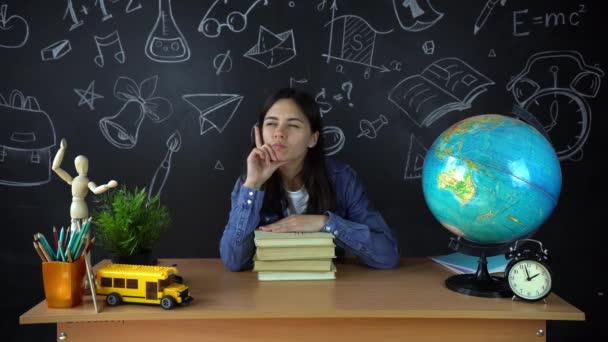 Skolflicka, student sitter vid ett skrivbord, göra läxor. Utbildning vid skola, College, universitet — Stockvideo