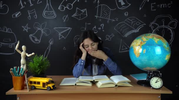 Školačka, studentka sedí u stolu, dělat domácí úkoly. Vzdělávání ve škole, College, Univerzita — Stock video
