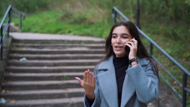 Feliz Joven Enviando Sms Mensajes Texto Parque — Vídeos de Stock