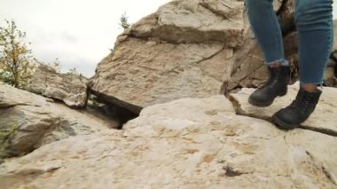 Genç kadın deri Dağcılık botları dağ yamacı kadar hiking. Dağı trekking yokuş yukarı Paz üzerinde yürüyüş üzerinde uzun yürüyüşe çıkan kimse kız.