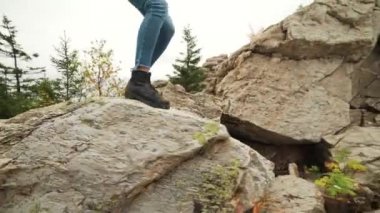 Genç kadın deri Dağcılık botları dağ yamacı kadar hiking. Dağı trekking yokuş yukarı Paz üzerinde yürüyüş üzerinde uzun yürüyüşe çıkan kimse kız.