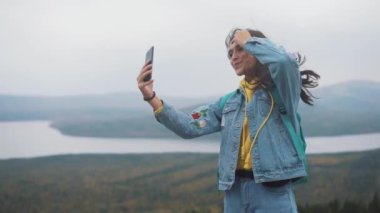Genç kız sohbet görüntülü sohbet cep telefon arkadaş bağlantı dağlar.