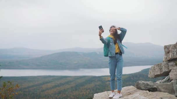 Young Girl gesprek Videochat mobiele telefoon vriend verbinding bergen. — Stockvideo