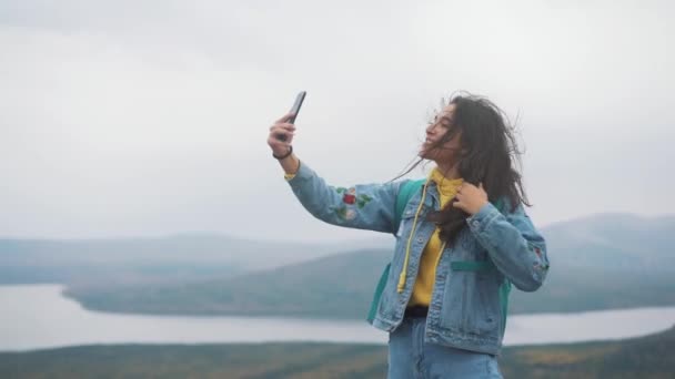 Genç kız sohbet görüntülü sohbet cep telefon arkadaş bağlantı dağlar. — Stok video