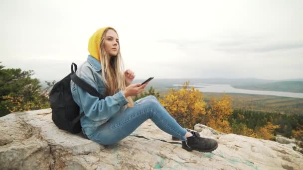 Feliz turista atraente jovem viajando na floresta, à procura do caminho no navegador no telefone . — Vídeo de Stock