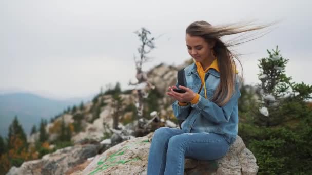 Jovencita Conversación Videochat Teléfono móvil Amigo Conexión Montañas . — Vídeo de stock