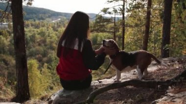 Kız köpekle Beagle Sonbahar Park yürüyüş