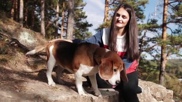 Sonbahar Park yürüyen bir sevimli köpek kadınla — Stok video