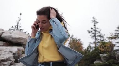 Genç kız sohbet görüntülü sohbet cep telefon arkadaş bağlantı dağlar.
