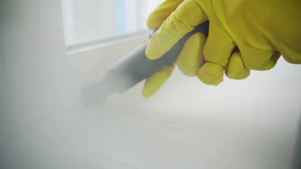 Professional washing of Windows, the girl from the cleaning company washes hard-to-reach places, steam cleaning — Stock Footage Professional washing of Windows, the girl from the cleaning company washes hard-to-reach places, steam cleaning Royalty Free Stock Footage