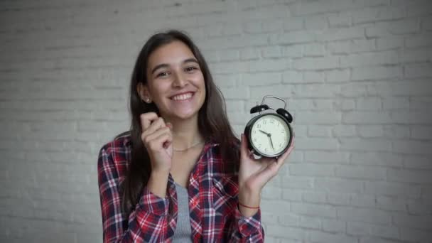 Young girl holding vintage clock — Stock Video