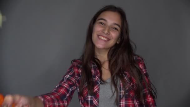 Jovem mulher bonita em roupas casuais sorrindo segurando rolo de pintura para pintura de parede isolada em fundo cinza. Ferramentas, acessórios, ferramentas para reparar a sala do apartamento. Reparação doméstica — Vídeo de Stock