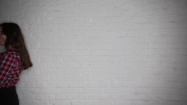 Молода красива жінка в повсякденному одязі посміхається, тримаючи валик для фарбування стін ізольовано на сірому фоні. Інструменти, аксесуари, інструменти для ремонту житлової кімнати. Ремонт будинку — стокове відео