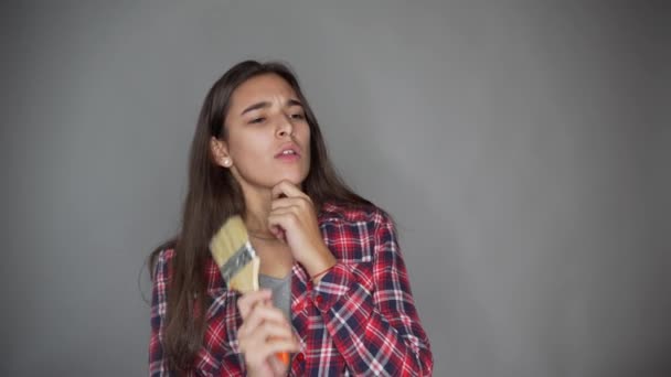Una Mujer Vestida Día Bailando Cantando Sosteniendo Cepillo Para Reparar — Vídeos de Stock
