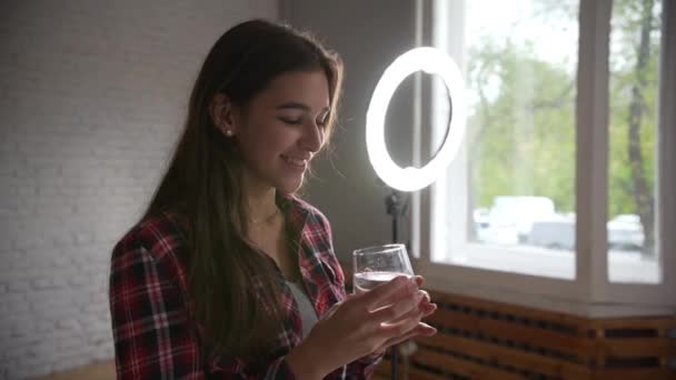 Κορίτσι πόσιμο καθαρό νερό από ένα ποτήρι — Αρχείο Βίντεο