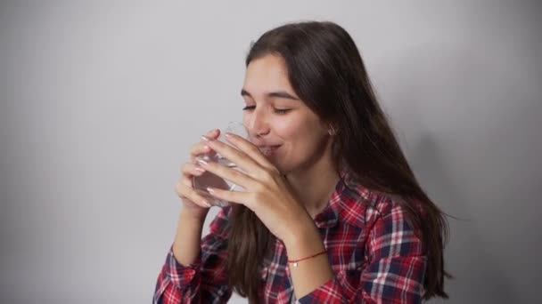 Дівчина п'є чисту воду зі склянки — стокове відео