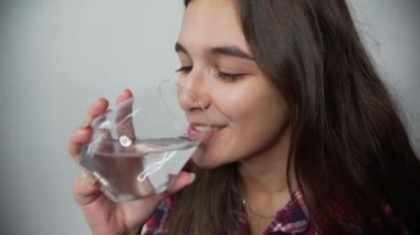 temiz su içme cam kız