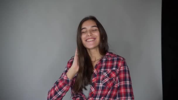 Barna lány megérinti a haját — Stock videók
