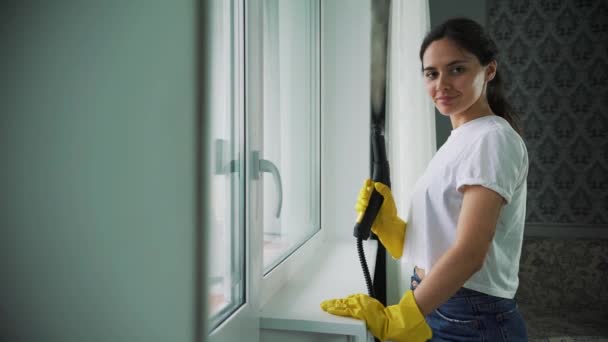 Limpieza profesional de ventanas. Lavado de ventanas con detergente especial. ama de casa o señora de la limpieza — Vídeo de stock