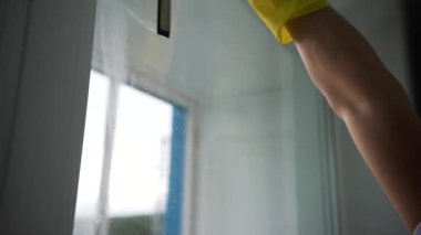 Windows bir temizlik şirketinden bir adam yıkar