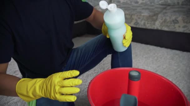 Preparation of the equipment for cleaning, pour the washing liquid into the washing vacuum cleaner. — Stock Video