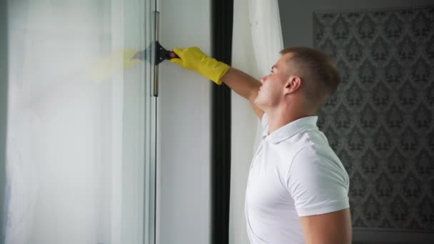 A man from a cleaning company washes Windows — Stock Video