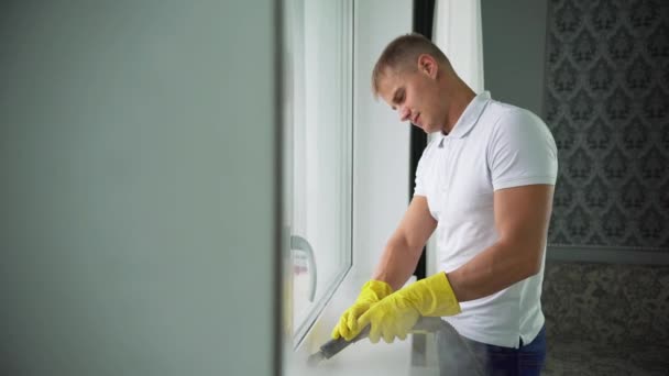 Un hombre de una empresa de limpieza lava ventanas — Vídeos de Stock