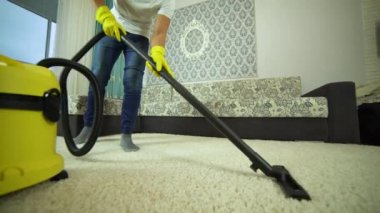 Elektrikli süpürge halı temizler. Bir temizlik şirketinden bir adam inşaat, halı vakumlama
