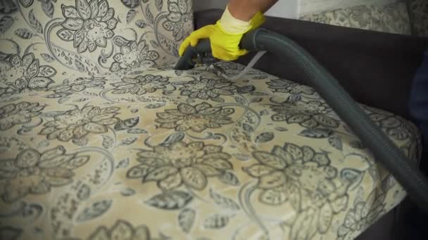 Tessuto di pulizia del divano con un pulitore a vapore . — Video Stock