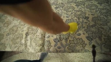 Kumaş koltuk ile bir buhar temizleyici temizlik.