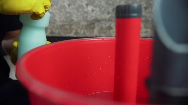 将洗涤剂倒入桶中清洁房间. — 图库视频影像