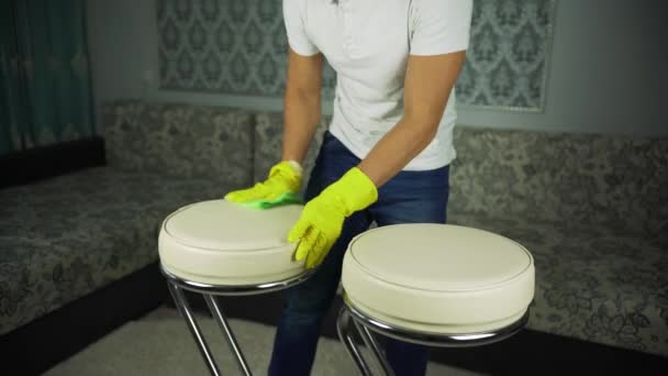Καθαρισμός Επίπλων Δέρματος Άνθρωπος Από Την Εταιρεία Καθαρισμού Λειτουργεί — Αρχείο Βίντεο