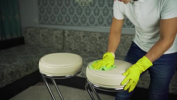 Reiniging van lederen meubels. De man uit het schoonmaakbedrijf werkt — Stockvideo