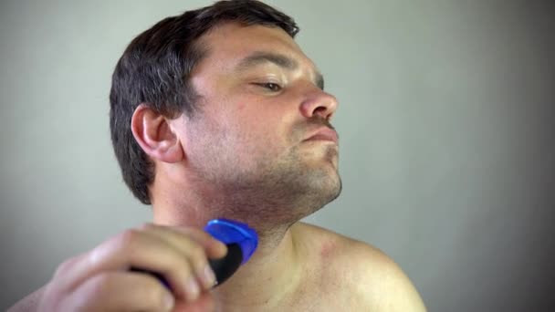 사람은 면도날로 수염을 깎기 시작 한다. — 비디오