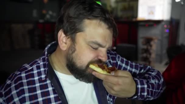 Skäggig man äta pizza — Stockvideo