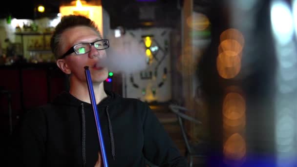 Joven Fuma Una Cachimba Bar — Vídeos de Stock