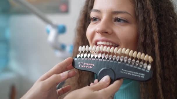 Professionele cosmetische tanden whitening. — Stockvideo