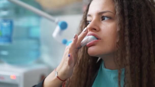 Sbiancamento professionale dei denti cosmetici . — Video Stock