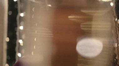 kız bir kadeh şampanya ile yeni yıl tebrik