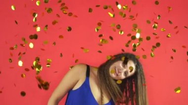 Kadın altın konfeti kırmızı zemin üzerine yeni yıl kutlama