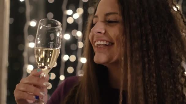 Девушка с бокалом шампанского поздравляет с Новым годом — стоковое видео