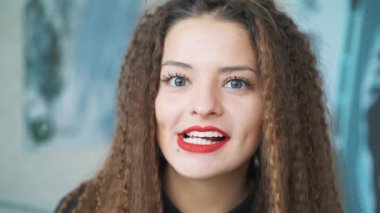 Profesyonel kozmetik diş beyazlatma.