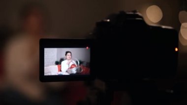Evde koltukta oturan kız blogger görüşmeler hakkında belgili tanımlık yeni yıl ve Noel.