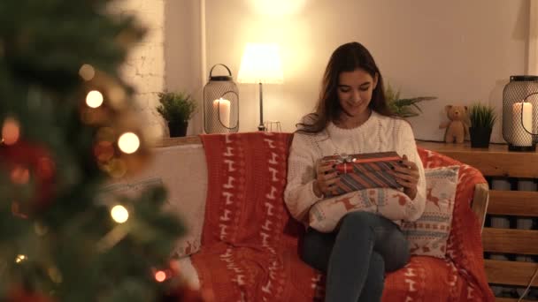 Kobieta otwiera nowy rok prezent pod choinkę — Wideo stockowe